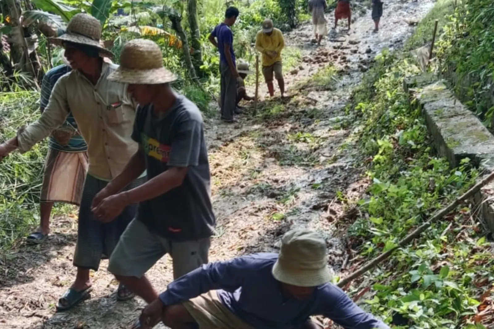 Jabatan Kades Hampir Berakhir, Jalan Rusak Tak Kunjung Diperbaiki Warga Montorna Terpaksa Swadaya (Ilustrasi)