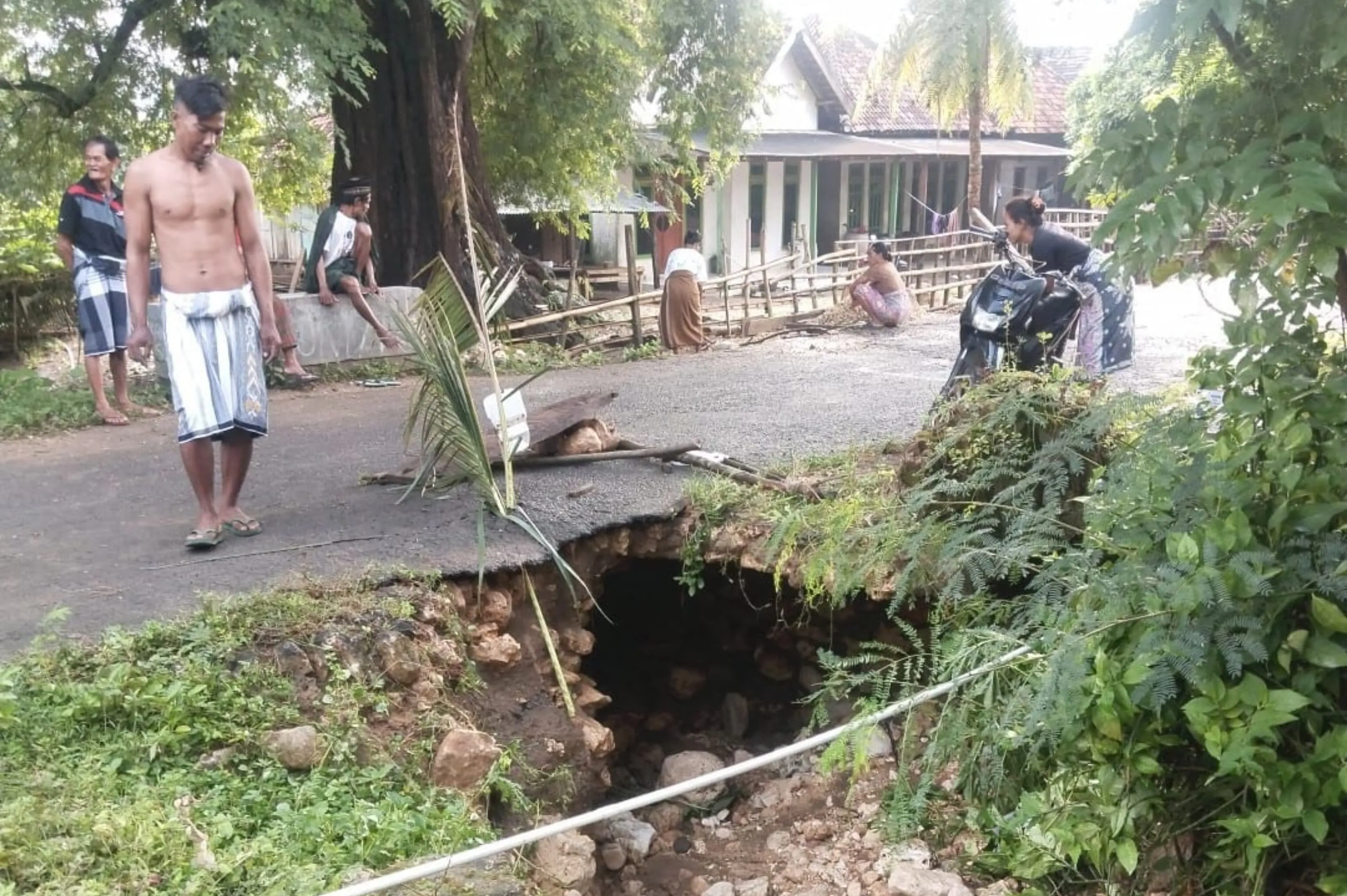 Gorong-Gorong Jebol Akibat Banjir, Akses Warga Desa Torjek Terputus (Ilustrasi)