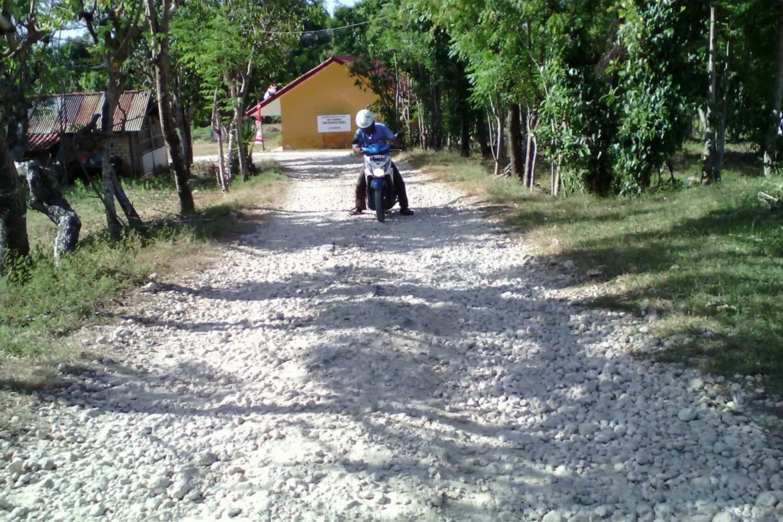 Jalan Rusak Penghubung Batuputih-Manding Belum Diperbaiki, Ini Penjelasan DPUTR Sumenep (Ilustrasi)