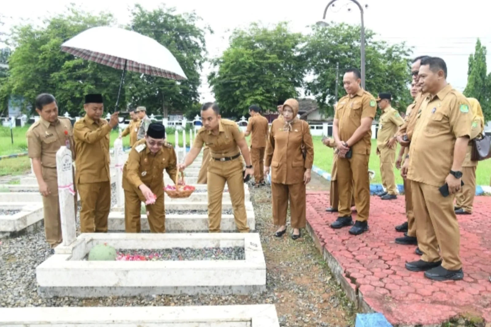 Teladani Nilai Kepahlawanan, Wakil Bupati Sumenep Pimpin Upacara Tabur Bunga di TMP Pandian (Ilustrasi)