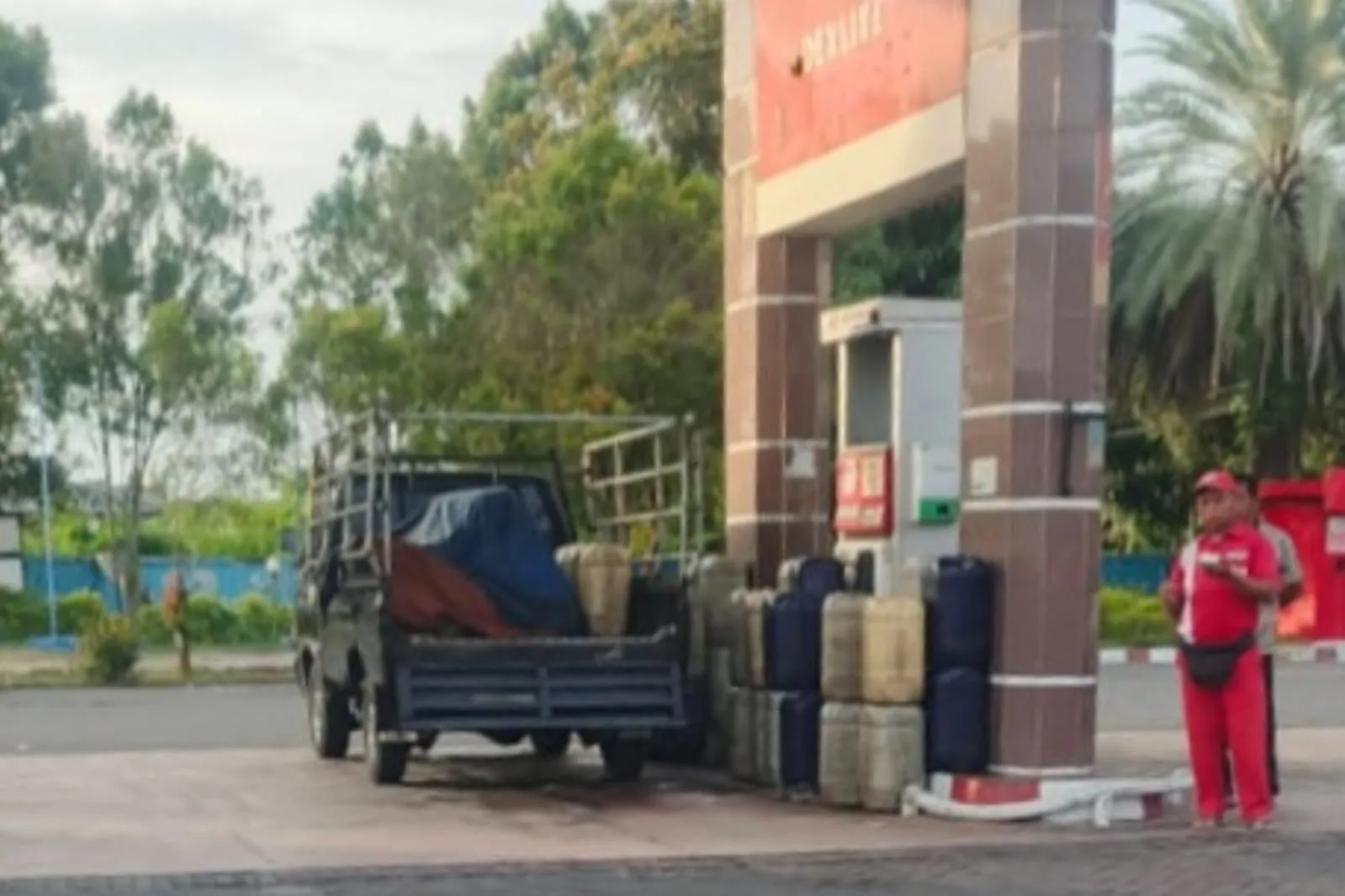 PT WUS Diduga Jadi Sarang Mafia! Ratusan Jeriken Solar Subsidi Bebas Dijual Tanpa Izin di Sumenep (Ilustrasi)