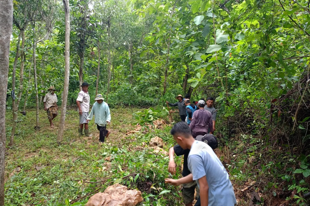 Warga Desa Rajun Gotong Royong Tangani Longsor Usai Hujan Deras (Ilustrasi)