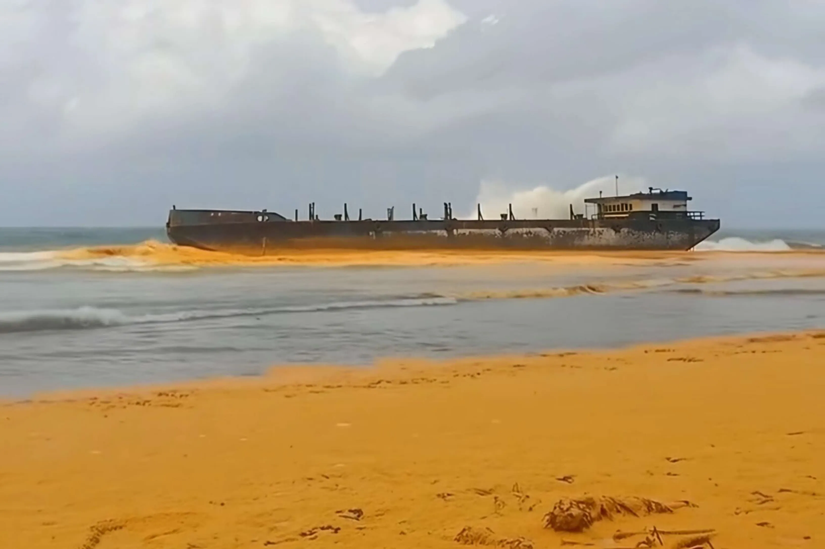 Pantai Gili Iyang Berubah Warna Cokelat, Diduga Minyak Kelapa Sawit Tumpah dari Kapal (Ilustrasi)