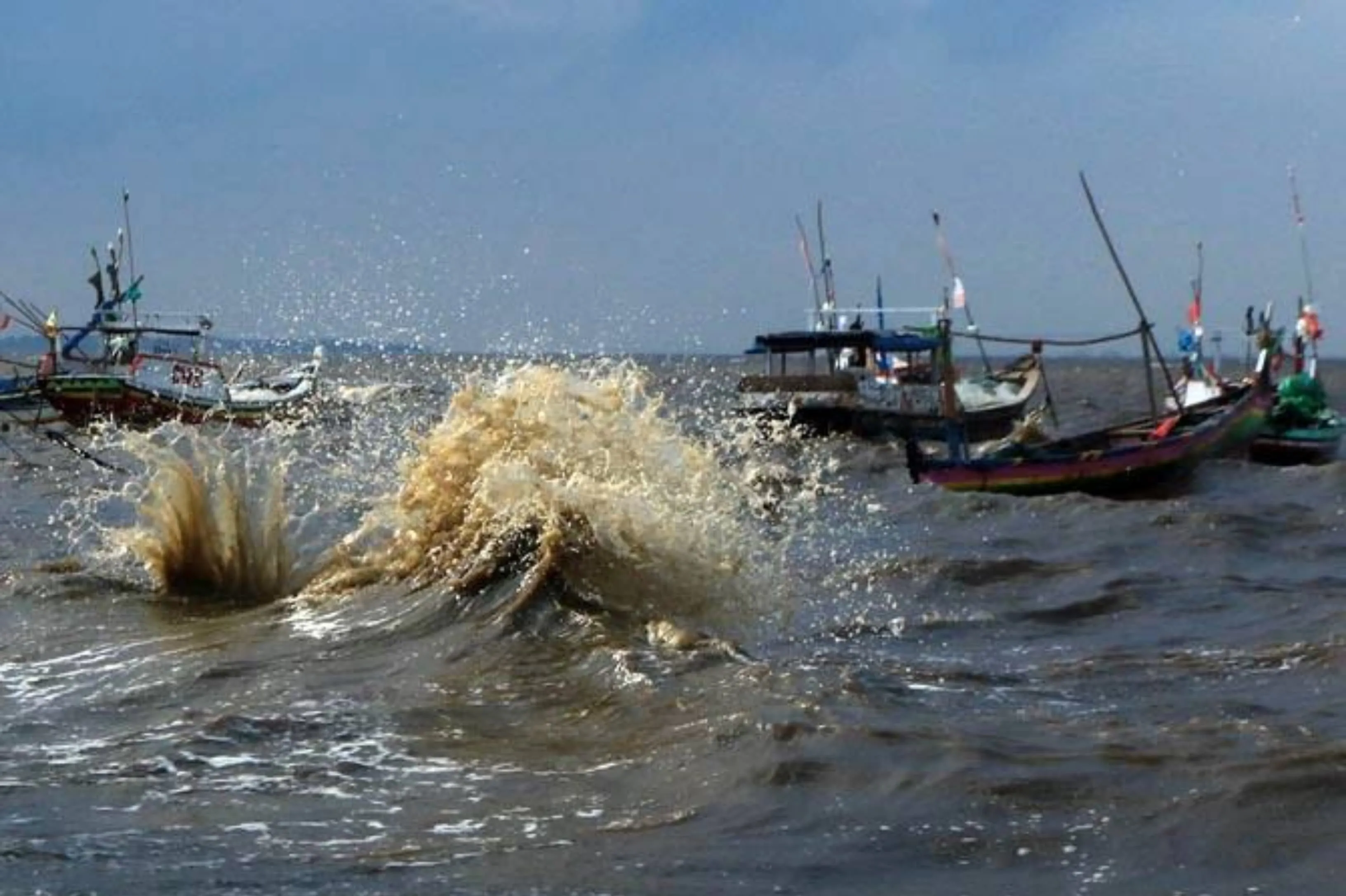 Waspada Cuaca Ekstrem! BMKG Sumenep Imbau Warga Hindari Pelayaran (Ilustrasi)